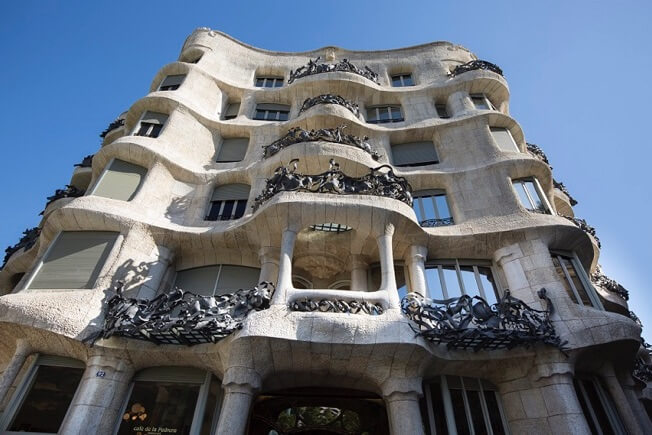 visit la pedrera by day and night facade