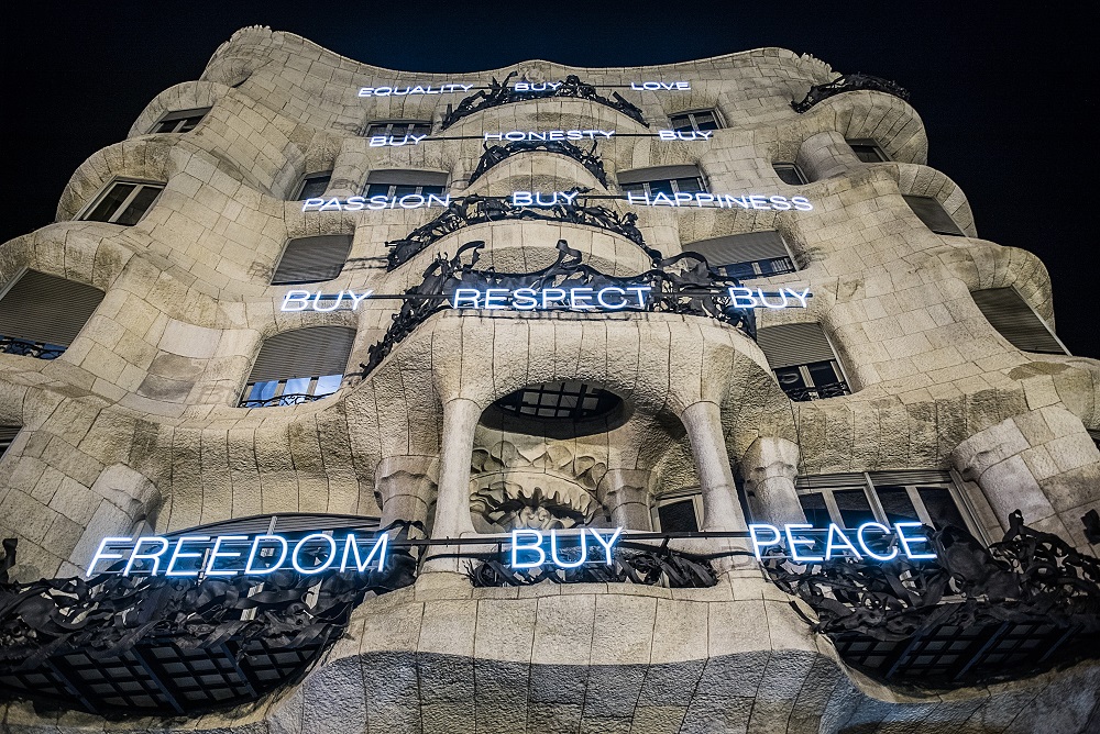 la-pedrera-lights-facade-at-christmas