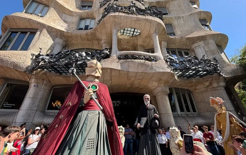 Els Gegants De La Pedrera Casa Mila