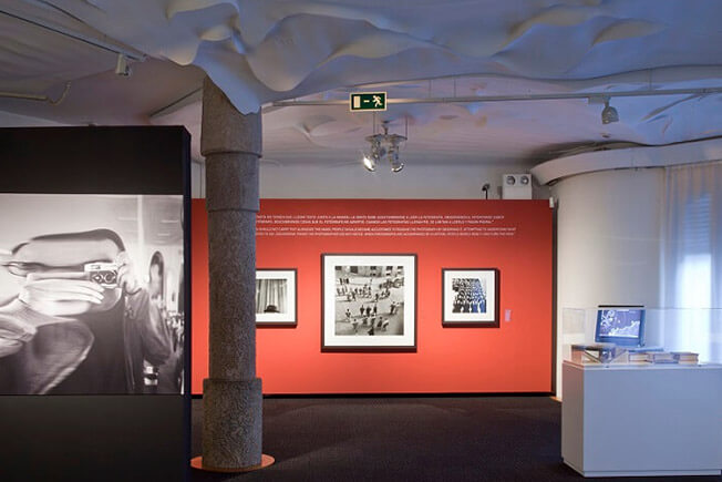 Besichtigung Pedrera tagsüber Ausstellungen Decke