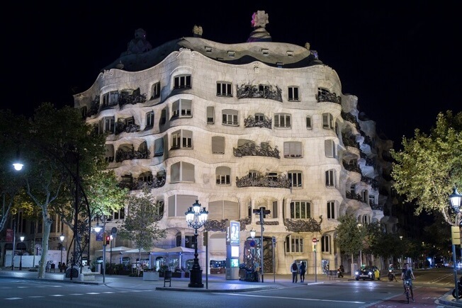 visit pedrera night barcelona