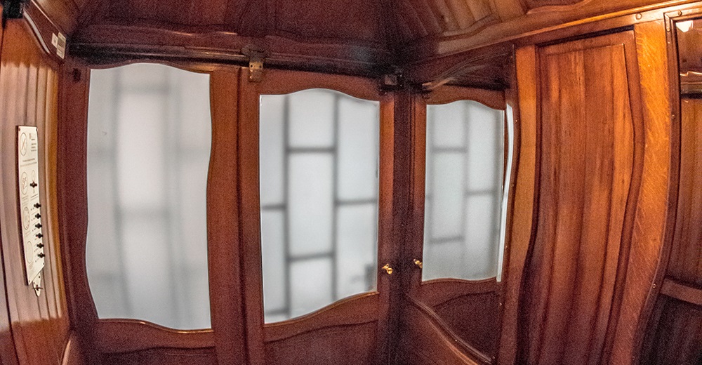 The vertical communications in La Pedrera consist of three staircases and two lift shafts.