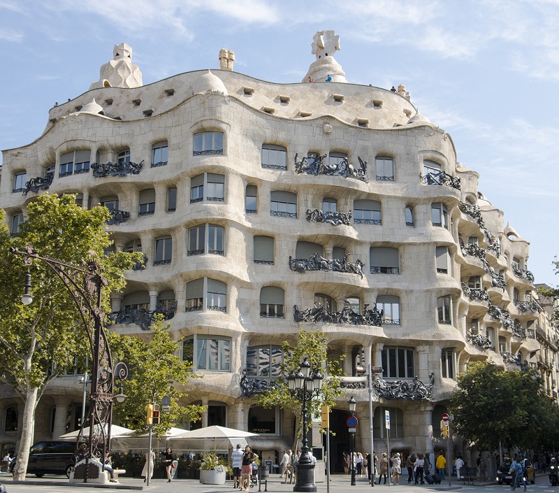 A house in the middle of Passeig de Gràcia