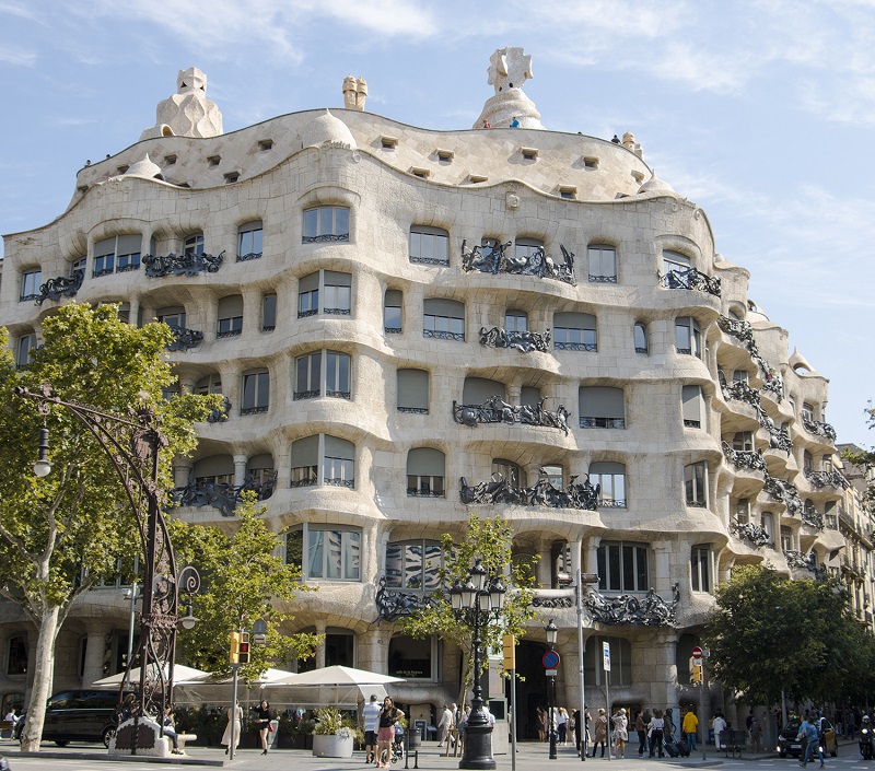 Paseo de Gracia: de residencia de los Milà y meca catalana del lujo a nueva  calle de 'fast food