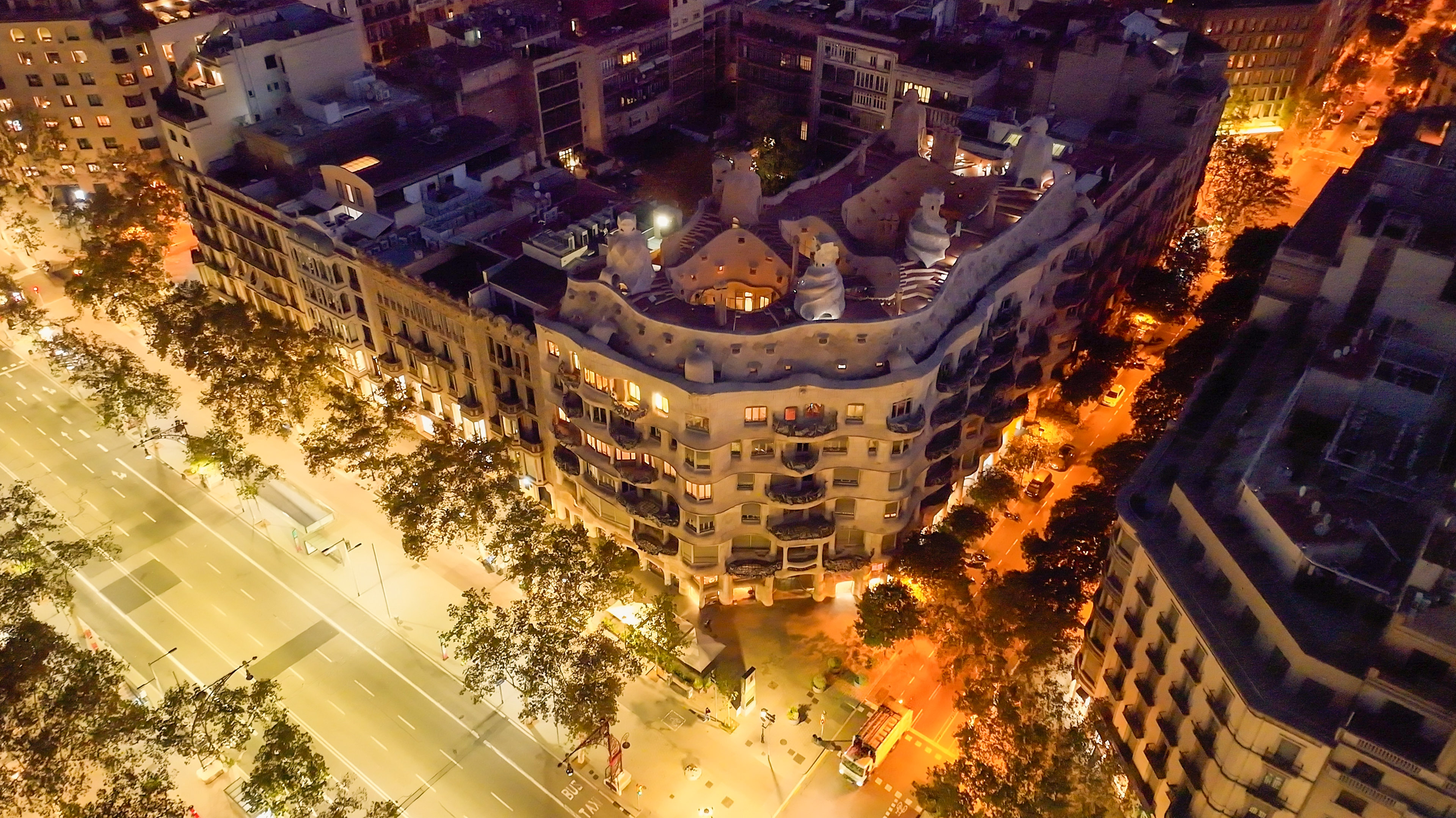 visit pedrera night barcelona