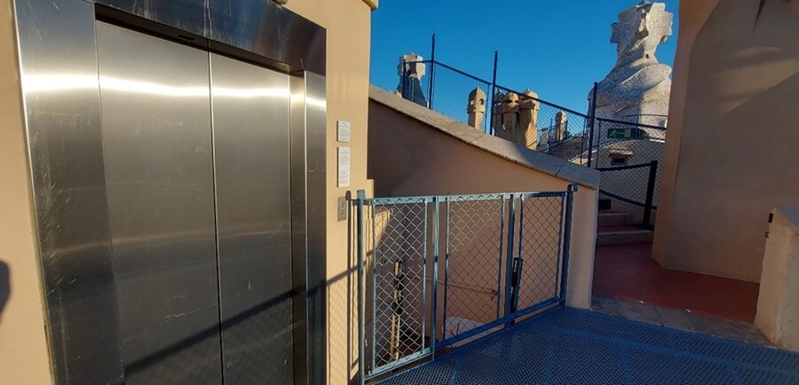 Roof terrace elevator and adapted platform